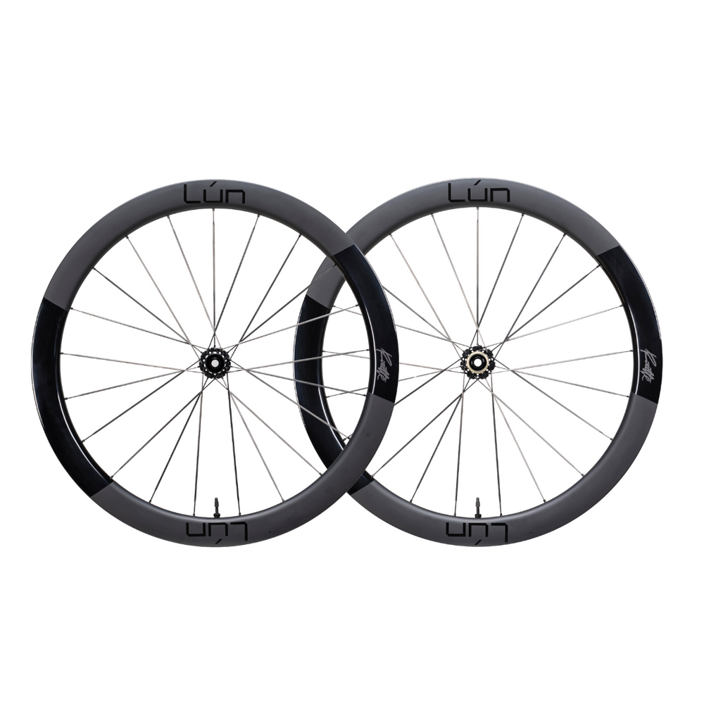 Lún Routte 3 matte grey carbon fiber bicycle wheels with silver spokes and black hubs, showcasing product appearance.