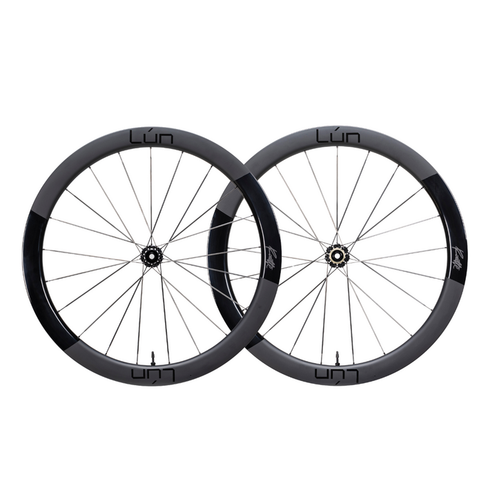 Lún Routte 3 matte grey carbon fiber bicycle wheels with silver spokes and black hubs, showcasing product appearance.