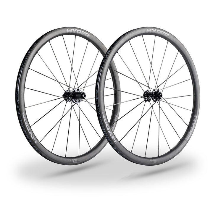 Lún HYPER 23 SE D33 disc wheelset, pair. Matte UD carbon rims, black carbon spokes, black hubs.