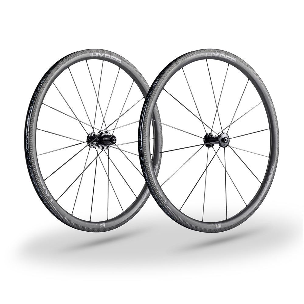 Lún HYPER 23 SE R33 carbon wheelset with matte black UD finish and textured braking surface on white background.