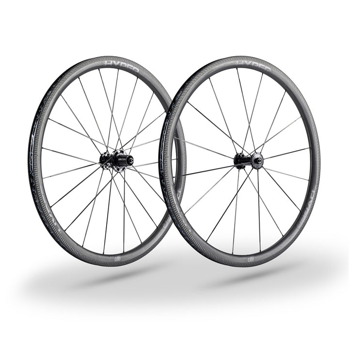 Lún HYPER 23 SE R33 carbon wheelset with matte black UD finish and textured braking surface on white background.