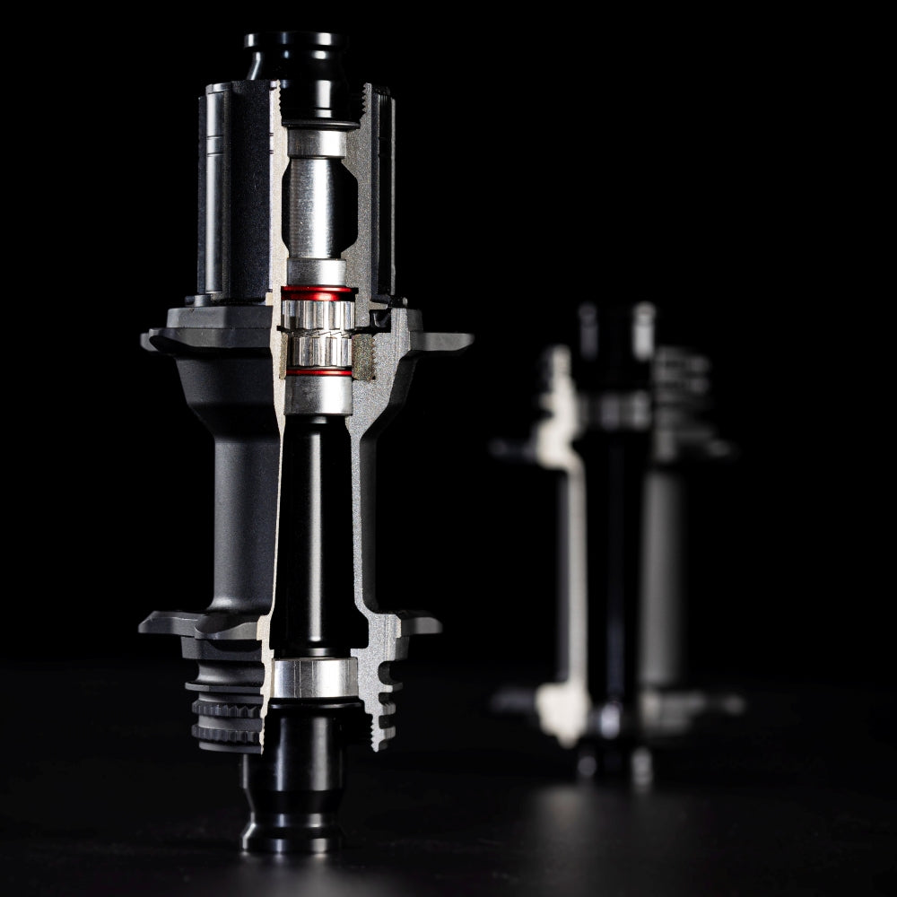 Lún MEGA wheelset internal hub cross-section showing star ratchet system, titanium alloy components, and red seals.