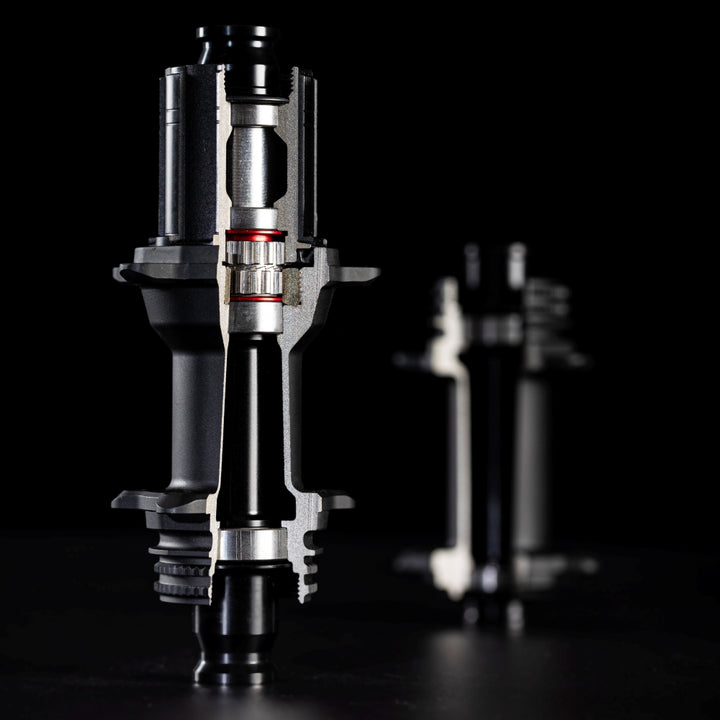 Lún MEGA wheelset internal hub cross-section showing star ratchet system, titanium alloy components, and red seals.