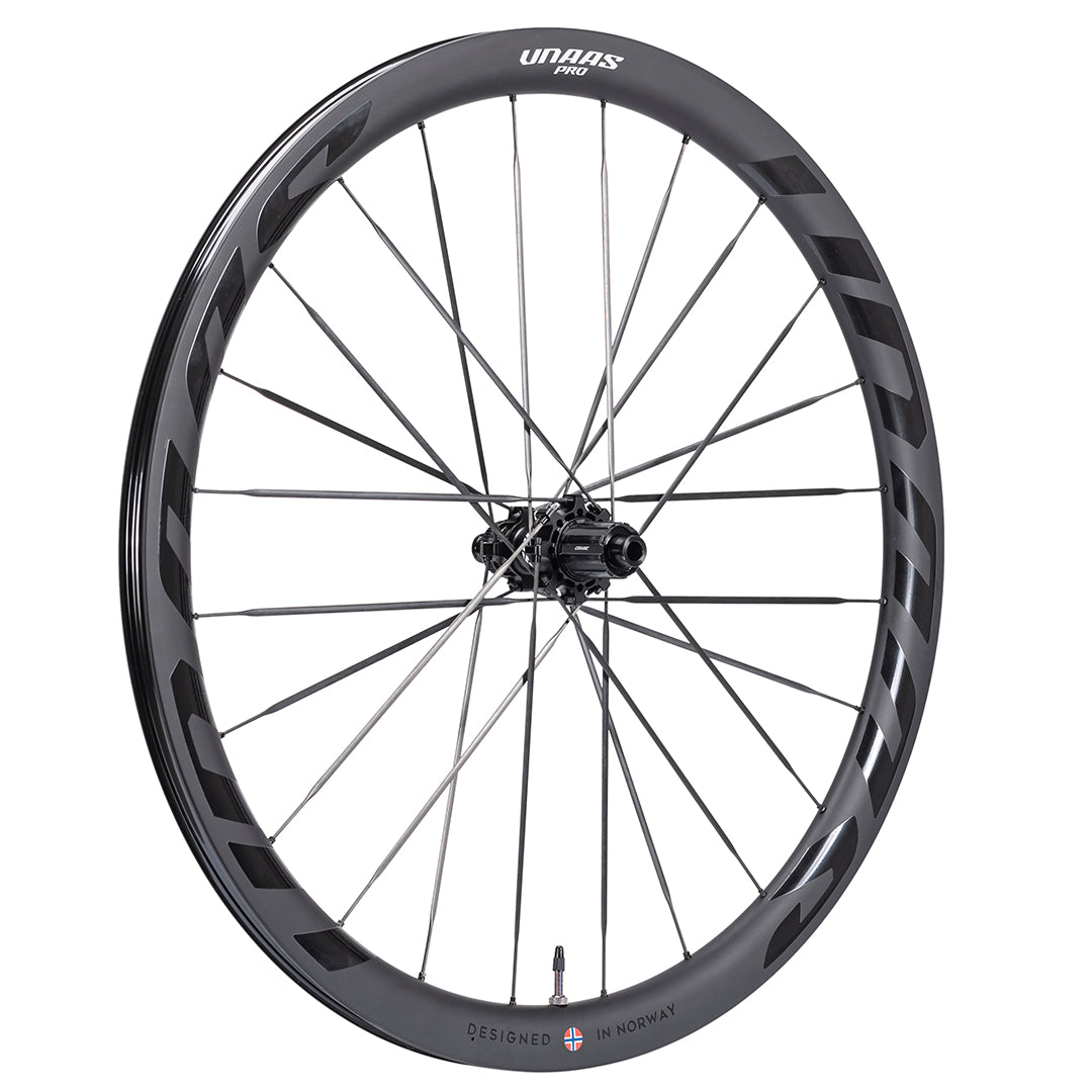 UNAAS Pro D40 40mm carbon fiber disc wheelset, matte black with gray graphics, carbon spokes, designed in Norway.